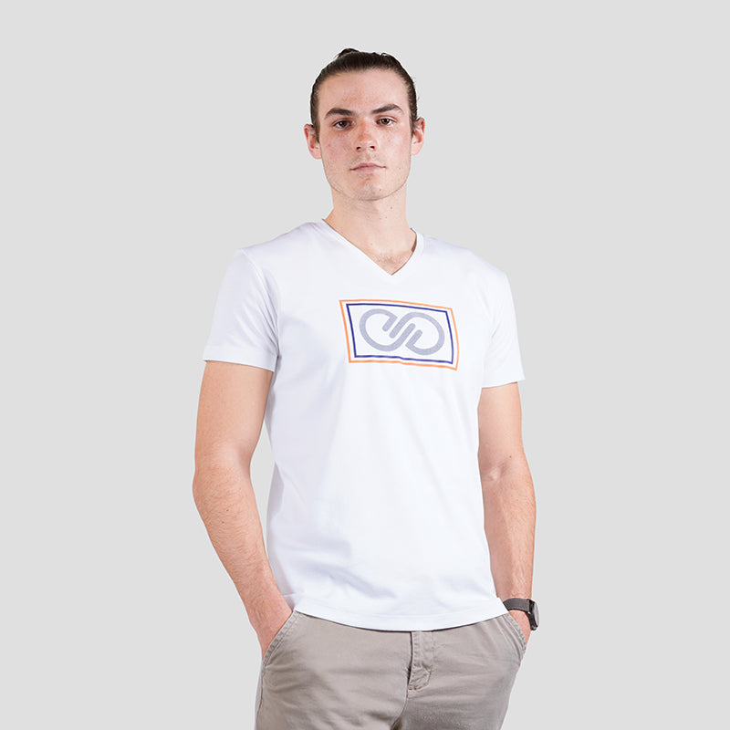 The elegant fit of this white V-neck t-shirt will elevate your style, giving you an exclusive look.