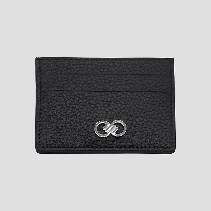 Expertly constructed from rich pebbled calfskin, this handcrafted cardholder embodies the perfect blend of traditional artistry and contemporary elegance.