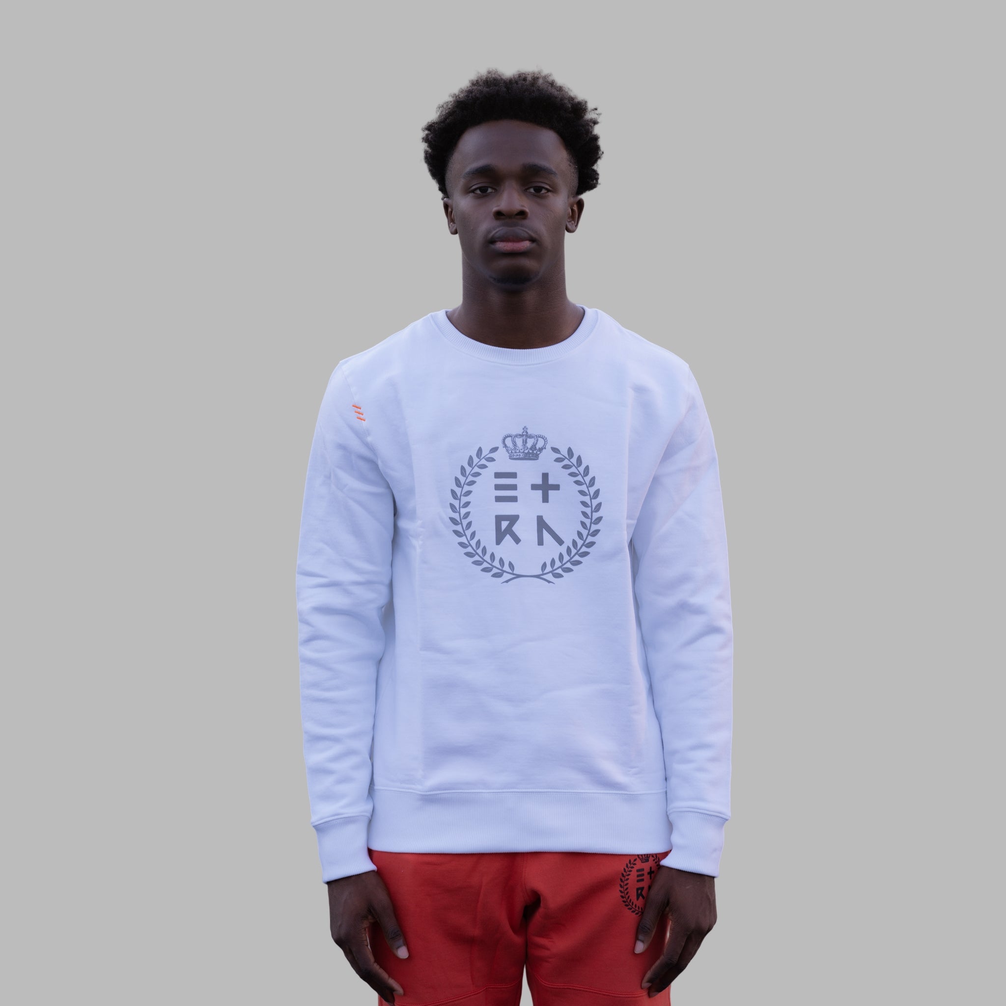 The ETRN crest subtly adorns the chest of this exquisitely crafted men's sweatshirt, designed for both comfort and stylish flair. Created with luxurious and breathable cotton